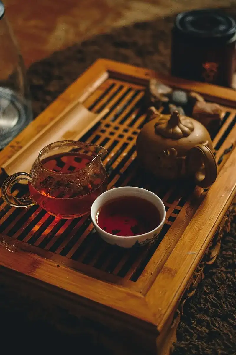 Mesa con tetera y tazas de té, simbolizando una conversación sobre la identidad de marca y la conexión con el negocio.